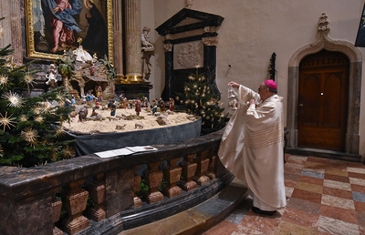 Bischof WIlhelm Krautwaschl inzensiert (=beweihräuchert) im Zuge der Christmette im Dom die Weihnachtskrippe.